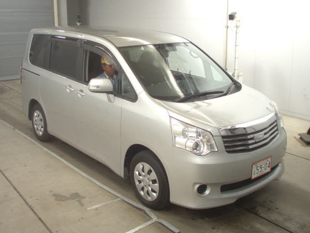 Toyota Noah, 2010